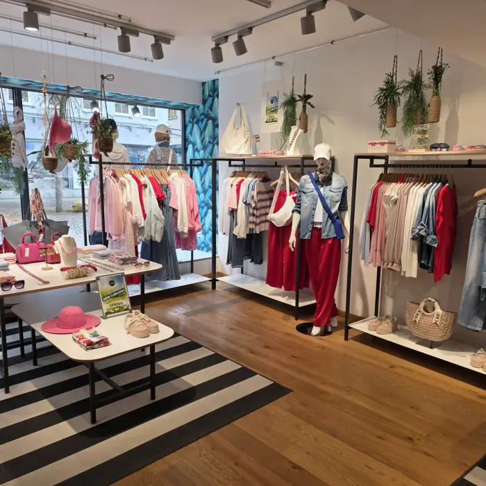 Moderne Damenmode bei JUNA Woman in Heidenheim