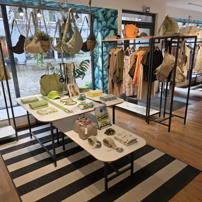 Moderne Damenmode bei JUNA Woman in Heidenheim